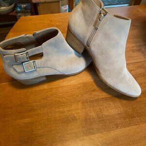 Ladies Size 9 Suede Clarks Beige Bootie